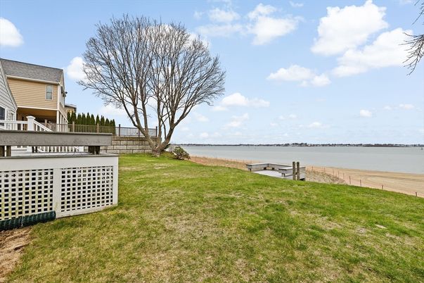 Exterior, Lake