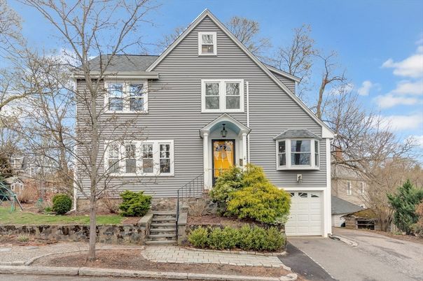 Attached, Exterior, Facade, Queen Anne Victorian