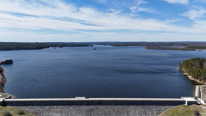 Exterior, Lake
