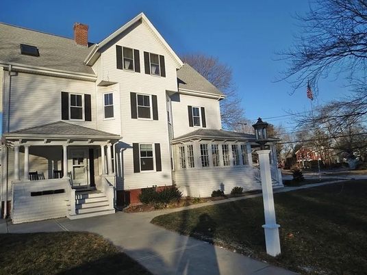 Attached, Exterior, Facade, Queen Anne Victorian