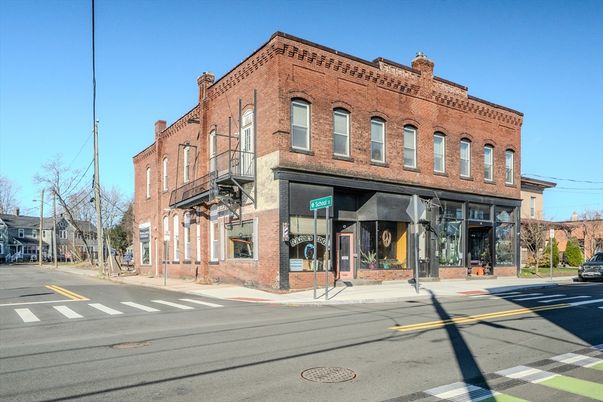 Exterior, Facade, Brick Facade, Chicago School