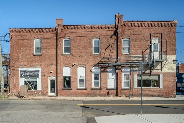 Exterior, Facade, Brick Facade, Rowhouse
