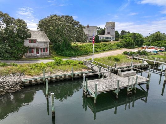 Exterior, Lake