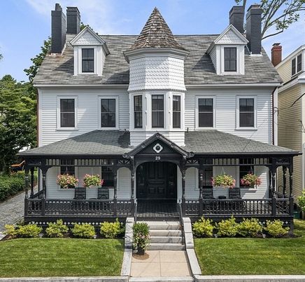 Exterior, Facade, Queen Anne Victorian