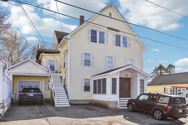 Attached, Exterior, Facade, Queen Anne Victorian