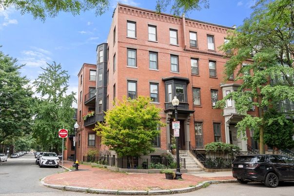 Exterior, Facade, Brick Facade, Rowhouse