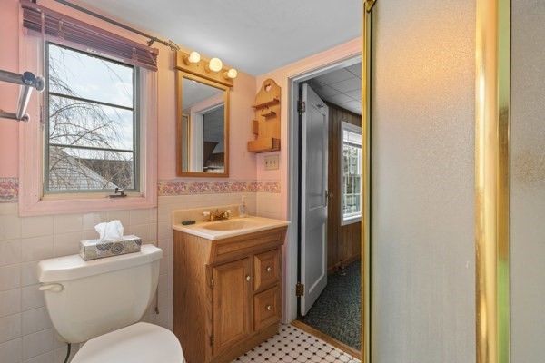 Bathroom, Interior, Tile Countertops