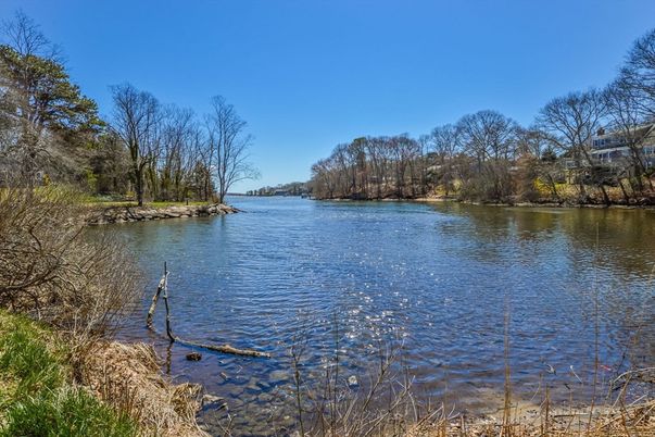 Exterior, Lake