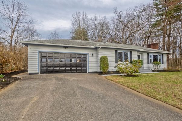 Attached, Exterior, Facade, Ranch