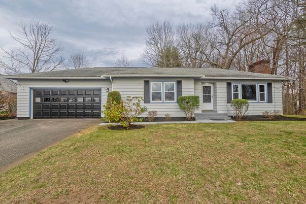 Attached, Exterior, Facade, Ranch