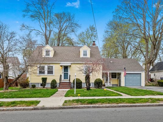 Attached, Exterior, Facade, Cape Cod