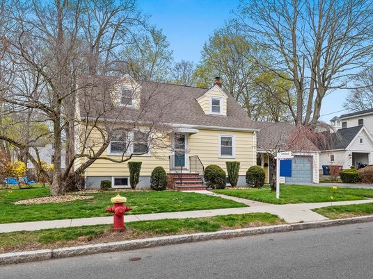 Attached, Exterior, Facade, Cape Cod