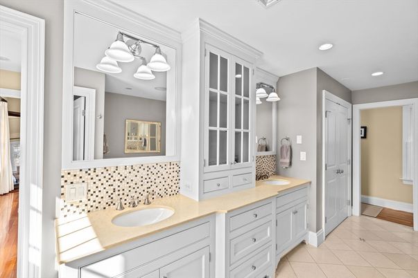 Bathroom, Dual Sink Vanities, Interior, Recessed Lighting