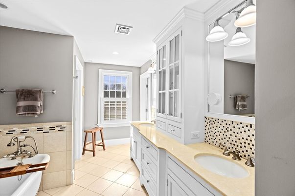 Bathroom, Dual Sink Vanities, Interior, Recessed Lighting
