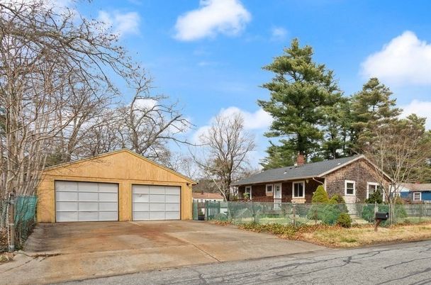 Attached, Detached Garage, Exterior, Facade, Brick Facade, Ranch