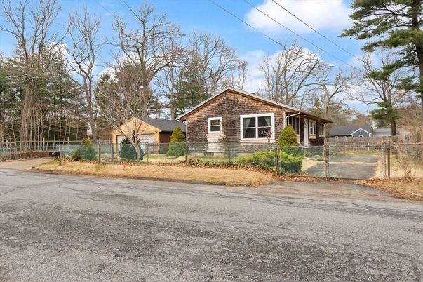 Backyard, Exterior, Facade, Brick Facade, Ranch