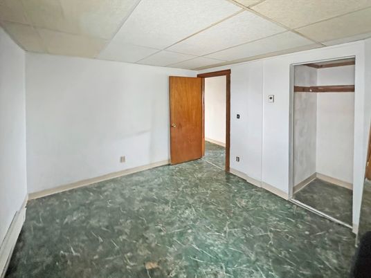 Empty room, Interior
