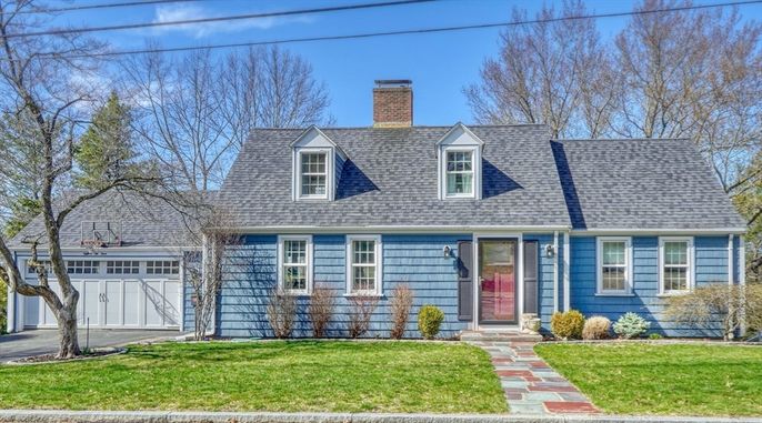 Attached, Exterior, Facade, Cape Cod