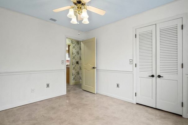 Empty room, Interior