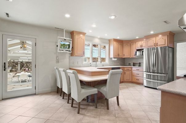 Dining room, Interior, Kitchen, Recessed Lighting, Stainless Steel Appliances