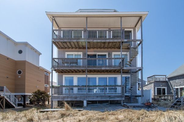 Exterior, Facade, Modern