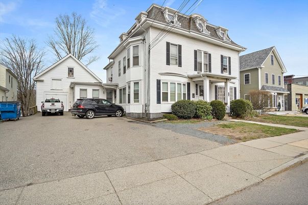 Attached, Exterior, Facade, Queen Anne Victorian