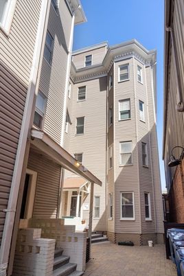 Exterior, Facade, Rowhouse