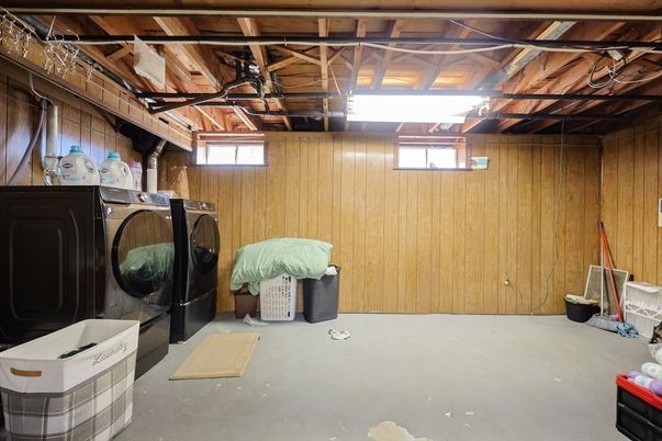 Interior, Washer, Wooden Beams, Wooden Walls