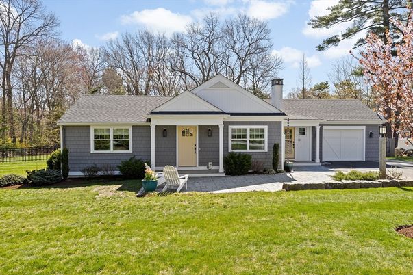 Attached, Exterior, Facade, Ranch