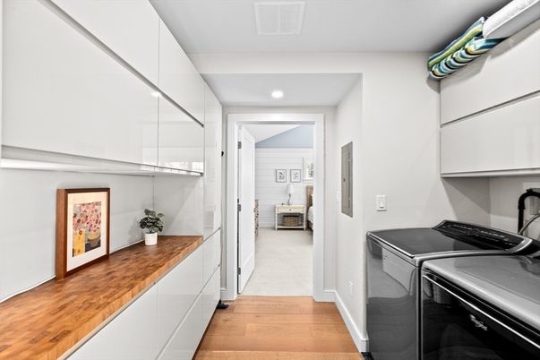 Interior, Recessed Lighting, Washer, Wood Texture Flooring