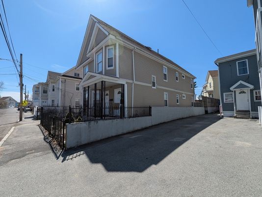 Exterior, Facade, Rowhouse