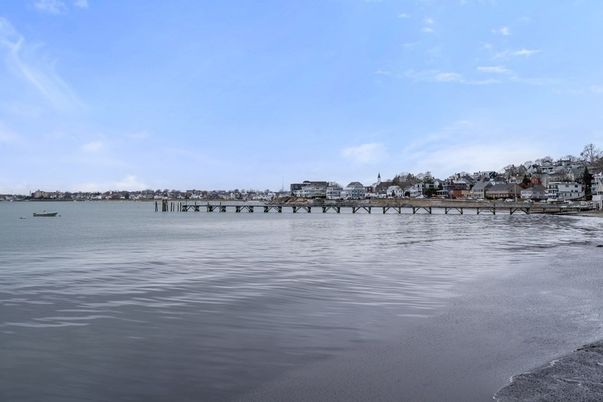 Exterior, Lake