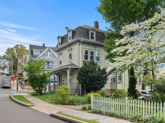 Exterior, Facade, Queen Anne Victorian