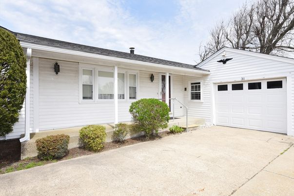 Attached, Exterior, Facade, Ranch