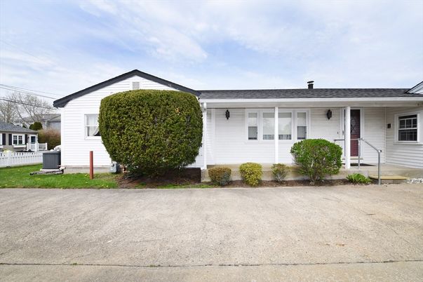 Exterior, Facade, Ranch