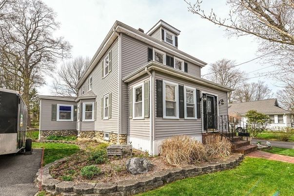 Exterior, Facade, American Foursquare