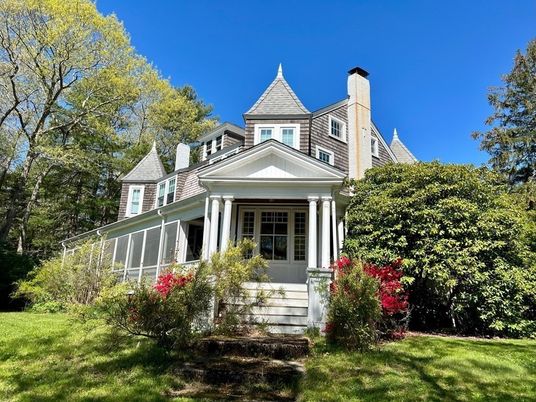 Exterior, Facade, Queen Anne Victorian