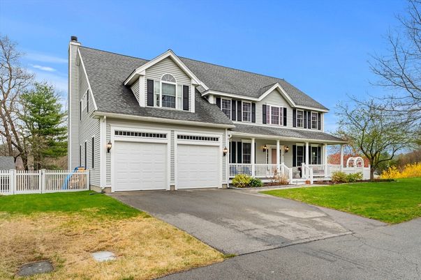 Attached, Exterior, Facade, Cape Cod