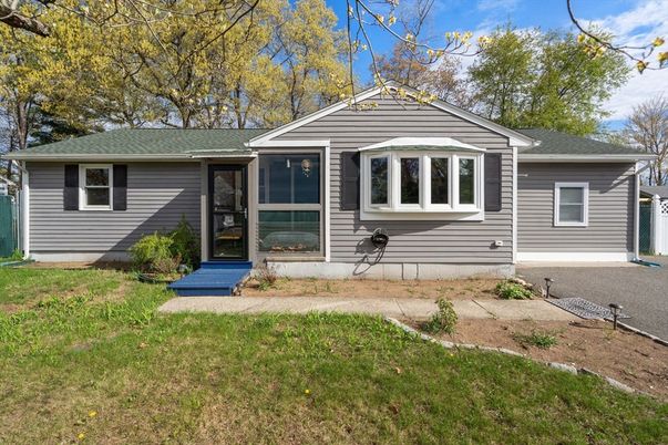 Exterior, Facade, Ranch