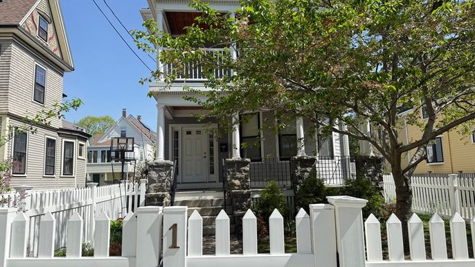 Exterior, Facade, Queen Anne Victorian