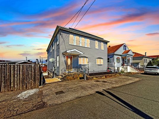 Backyard, Exterior, Facade, Queen Anne Victorian