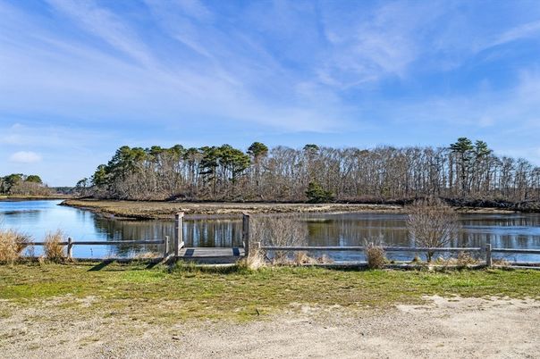 Exterior, Lake