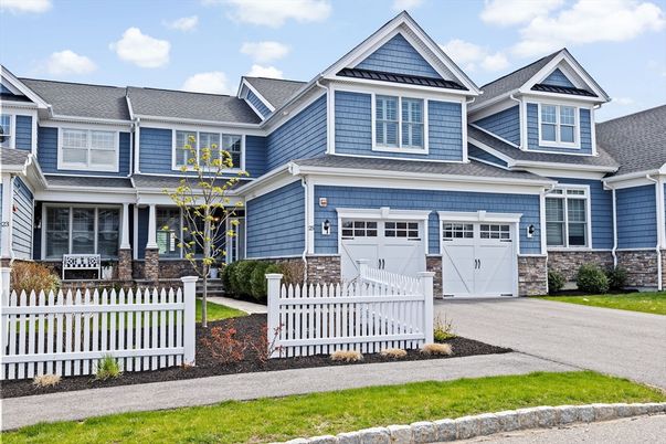 Attached, Exterior, Facade, American Craftsman