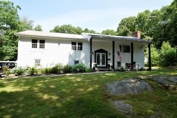 Backyard, Exterior, Facade, Raised Ranch