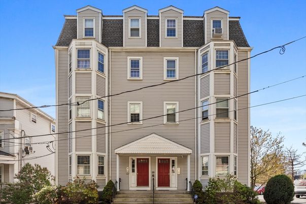 Exterior, Facade, Rowhouse