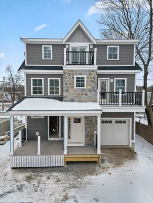 Attached, Exterior, Facade, American Craftsman