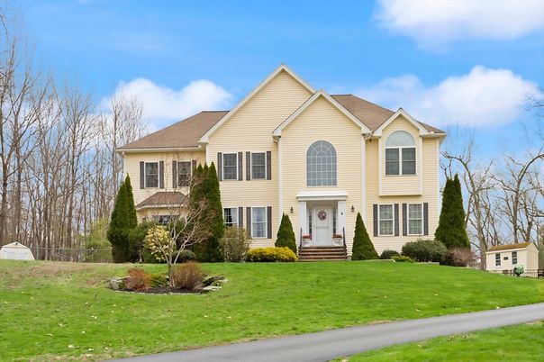 Exterior, Facade, Farmhouse