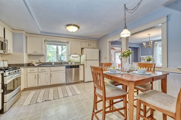 Chandelier, Dining room, Interior, Kitchen, Pendant Lights, Stainless Steel Appliances