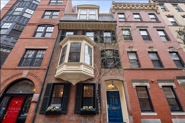 Exterior, Facade, Brick Facade, Rowhouse