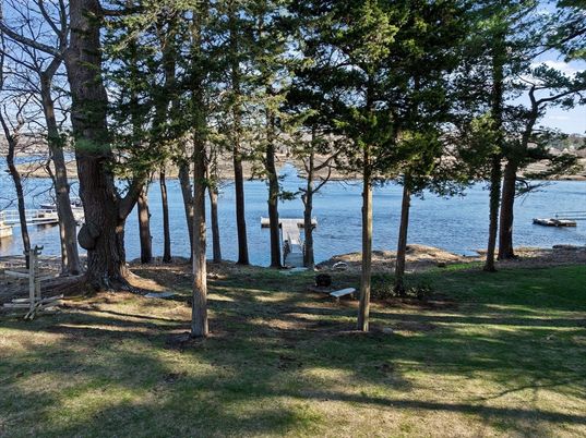 Exterior, Lake